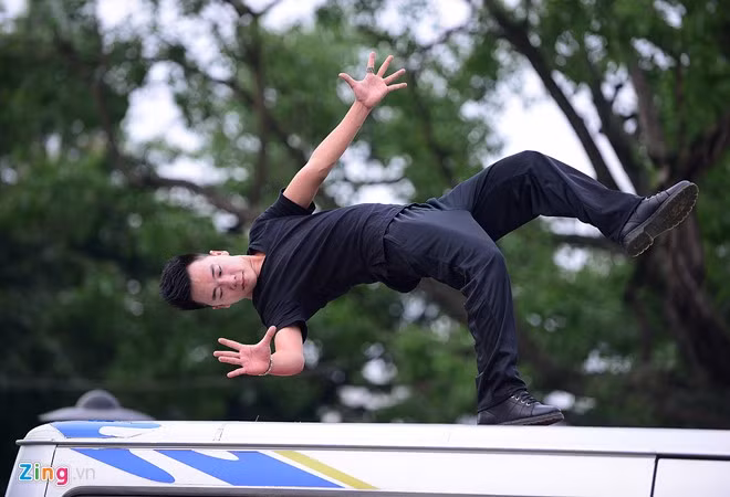 Ảo thuật gia khua tay xuống phía dưới để mọi người biết không có vật gì đỡ.