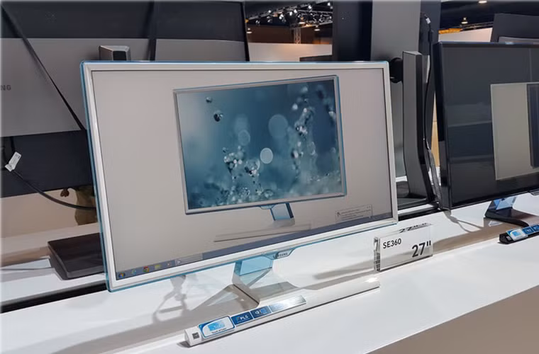 Và dĩ nhiên, màn hình của Samsung luôn được chăm chút về thiết kế. 