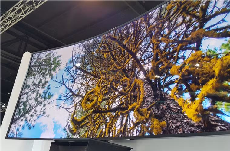 “Đàn em” của SUHD có kích thước 88” cũng là một chiếc TV mơ ước của mọi người.