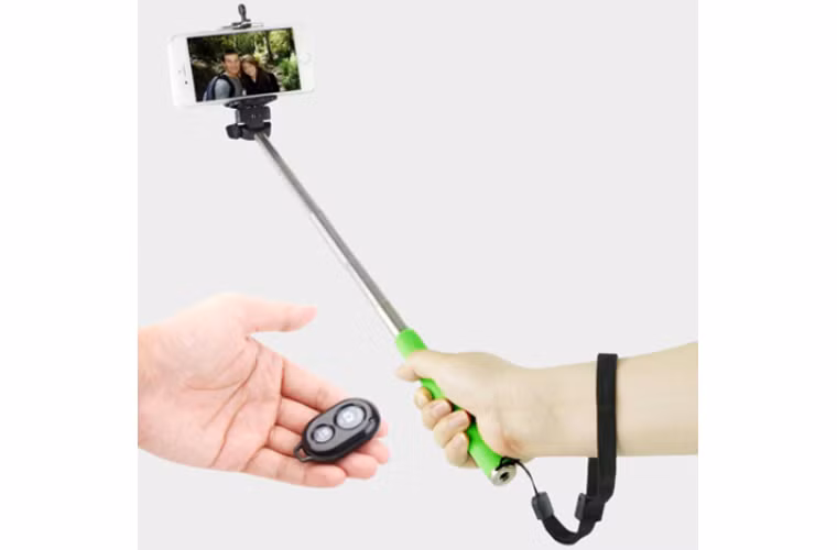 Gậy tự sướng: Món đồ này đã trở nên quá quen thuộc với những người trẻ tuổi. Theo hãng tin NBC News, thời điểm trước Giáng sinh năm 2014 đã có 100.000 chiếc gậy tự sướng được bán ra.