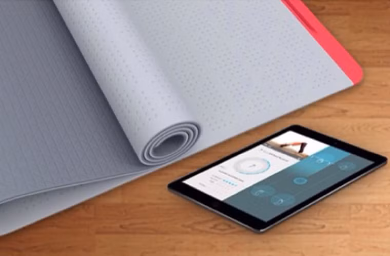 Thảm yoga thông minh SmarMat: SmartMat một phần là thiết bị tập yoga và một phần là thiết bị hướng dẫn luyện tập cá nhân. Phần mềm của thiết bị sẽ đo các số đo của cơ thể bạn sử dụng những bộ cảm ứng trên bề mặt sản phẩm. Sau khi lựa chọn cơ chế luyện tập, thảm sẽ hướng dẫn bạn theo một quy trình chuẩn và sửa sai nếu các tư thế của bạn chưa đúng.