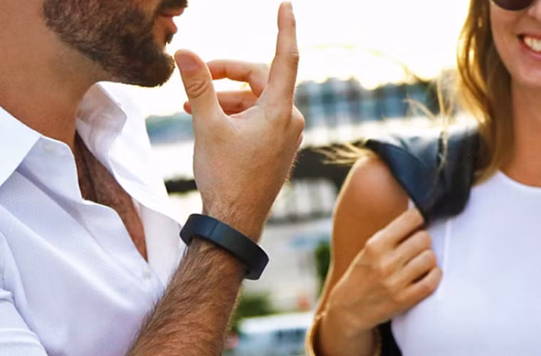 Sạc đeo tay QBracelet: Khi điện thoại sắp hết pin, bạn chỉ cần tháo QBracelet ra và kết nối hai thiết bị lại với nhau để sạc thêm 60% pin cho điện thoại của bạn. QBracelet có thể lưu điện trong sản phẩm tới 90 ngày vì vậy nếu không dùng đến thì bạn cũng không cần sạc liên tục.