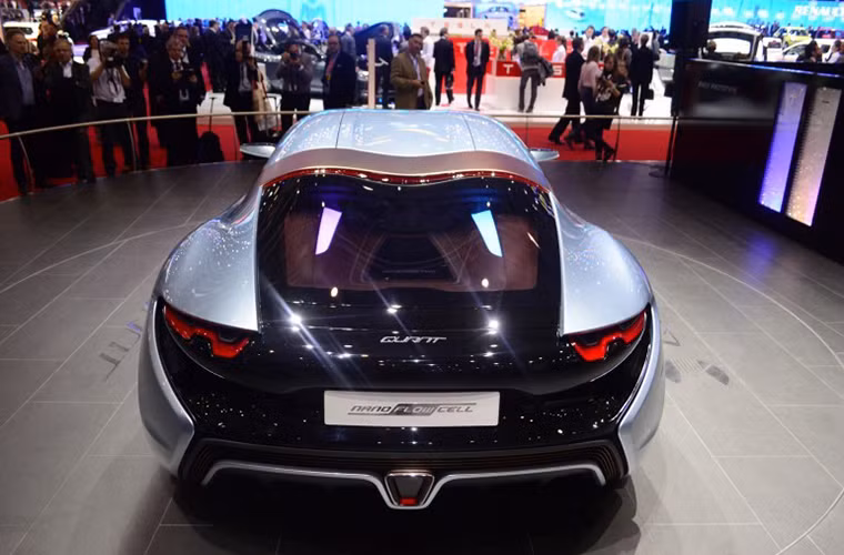 Điện năng từ siêu tụ điện được truyền tới cả 4 mô tơ gắn trên 4 bánh xe.