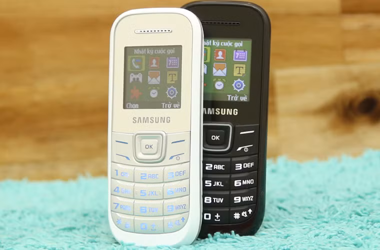 Samsung E1200 cho người dùng cảm giác rất gọn gàng, thanh thoát. Mặc dù rất nhỏ gọn, nhưng máy vẫn tạo cho người dùng cảm giác rất chắc tay khi cầm nhờ vào nắp lưng được thiết kế giống chiếc vỏ sò độc đáo. Giá 350.000 đồng.