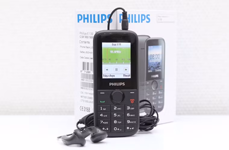 Điện thoại Philips E130 hỗ trợ hai SIM, hai sóng, được trang bị đầy đủ tiện nghi với camera VGA phía sau, đèn pin chiếu sáng ở đỉnh máy, có khả năng nghe Radio cùng jack cắm tai nghe. Không những thế máy còn có thể nghe nhạc MP3, và hỗ trợ thẻ nhớ micro SD lên đến 32GB. Giá: 390.000 đồng.
