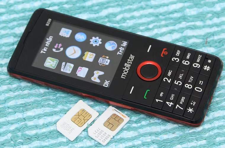 Điện thoại Mobiistar B239 có thiết kế đẹp, màn hình 2.4 inch và trang bị 2 SIM 2 sóng cùng pin dung lượng lên đến 1200 mAh duy trì hoạt động đến hàng tuần. B239 còn trang bị camera 1.3 MP. Máy có khe cắm thẻ nhớ ngoài đến 32 GB. Giá: 400.000 đồng.
