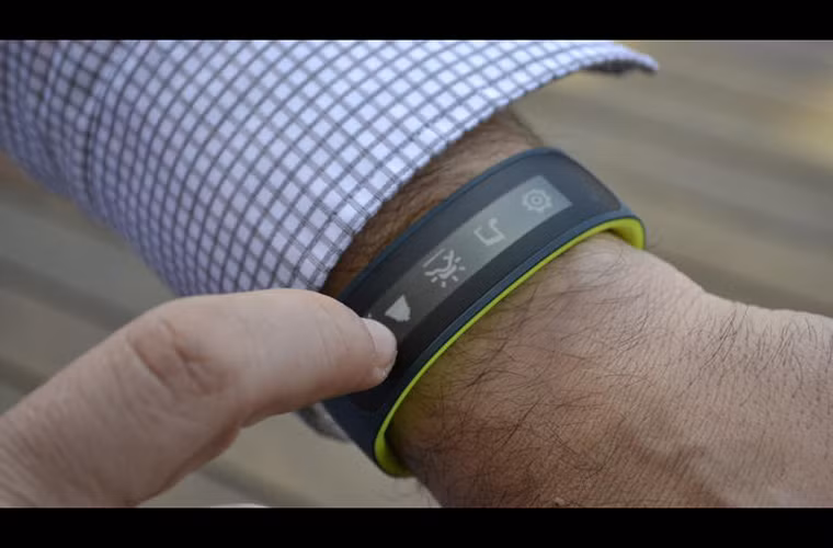 HTC Grip cho phép người dùng kết nối với điện thoại thông minh, và duyệt các tính năng thông qua màn hình cảm ứng.