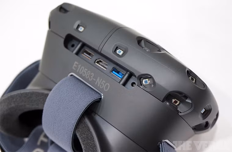 Kính có đầy đủ các kết nối dùng để giao tiếp với nhiều thiết bị bên ngoài như màn hình, PC...