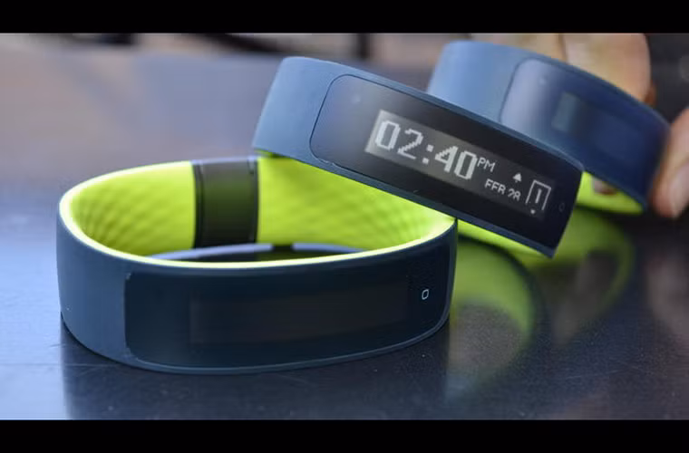 Màn hình P-OLED 1.8-inch có thiết kế cong và có khả năng chống nước.