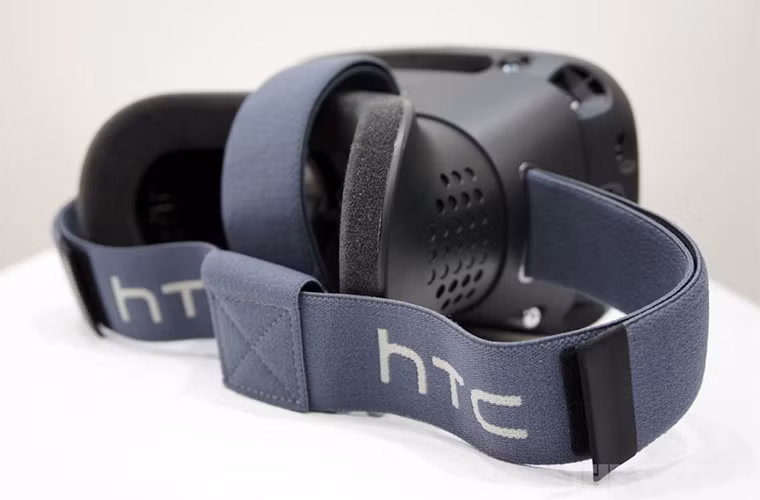 Thiết kế tương đối cồng kềnh, nhưng vẫn thoải mái và tiện nghi nhờ dây đeo mềm.