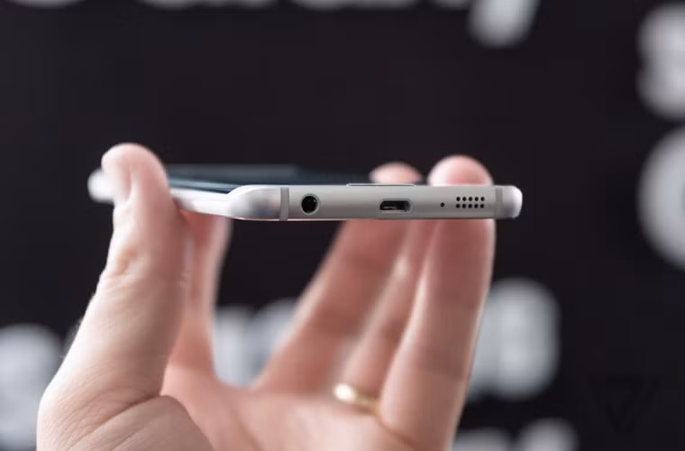 Viền dưới được trang bị jack cắm 3,5mm, cổng Micro USB và loa ngoài. Thiết kế này trông giống như trên iPhone 6 của Apple.