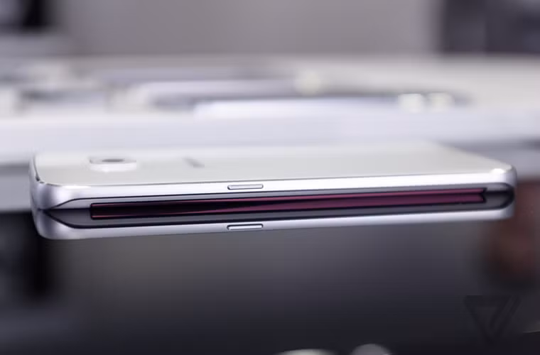 Khi đặt úp, cạnh Galaxy S6 Edge sẽ hiển thị màu sắc, cho phép người dùng có thể đoán được cuộc gọi đến là từ ai.