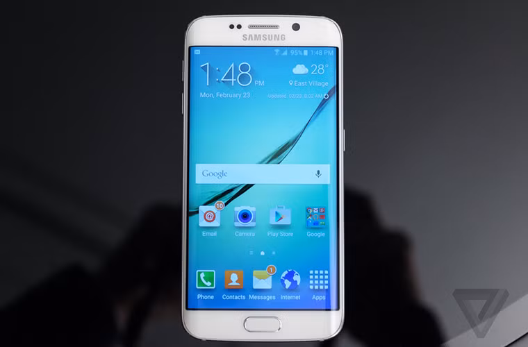 Được vát cong hai bên, Galaxy S6 Edge mang đến thiết kế lạ và độc đáo.