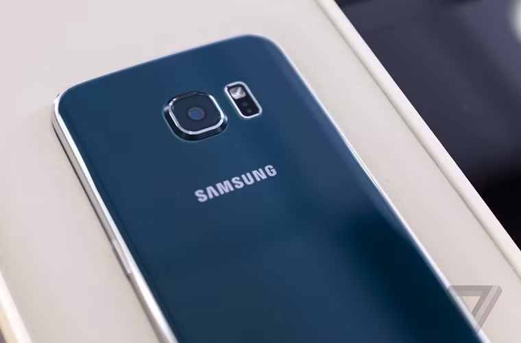 Có thể nhiều người sẽ không thích thiết kế lồi của camera trên Galaxy S6.