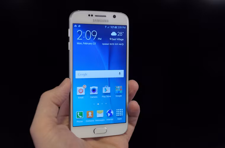 Trong khi đó, Galaxy S6 vẫn trung thành với thiết kế màn hình phẳngtruyền thống.