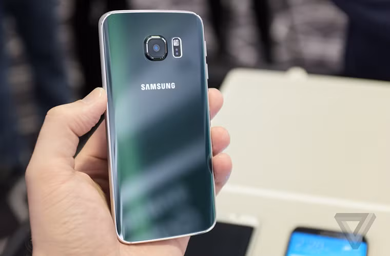 Tuy nhiên, chất liệu này có thể khiến người dùng khó chịu bởi dấu vân tay.