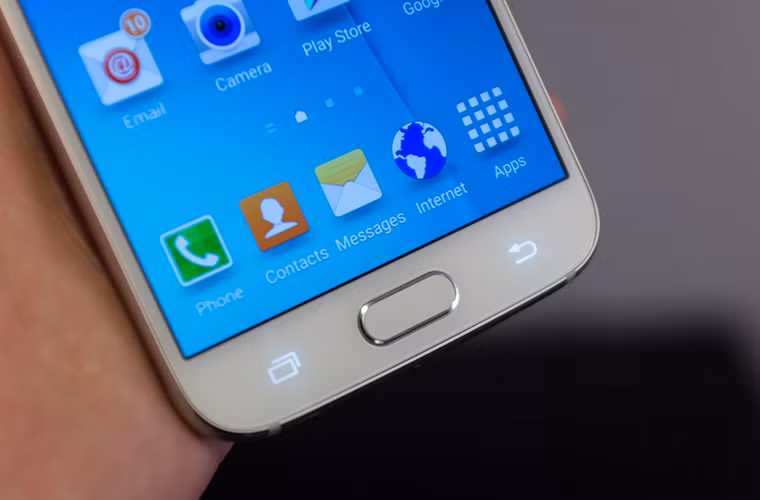 Nút hôm vật lý ở giữa kết hợp với nút đa nhiệm và nút back cảm ứng.