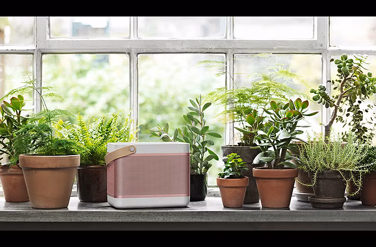 Nét hiện đại pha lẫn cổ điển giúp cho chiếc loa di động của Bang &amp; Olufsen có thể hoà lẫn vào bất kỳ không gian nào.