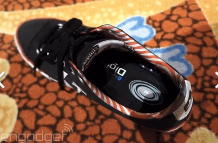 GIÀY ROLLKERS: Nhà thiết kế của giày Rollkers gọi chúng là những “máy đi bộ gia tốc”. Chiếc giày độc đáo đến từ nước Pháp cho phép tăng tốc độ di chuyển của người dung lên gấp đôi nhờ vào 2 bánh xe đi kèm động cơ và pin. Việc di chuyển với Rollkers giống như bạn đang tập trên một chiếc máy chạy bộ vậy. Người cùng có thể kiểm soát tốc độ di chuyển thông qua việc kết nối với smartphone.