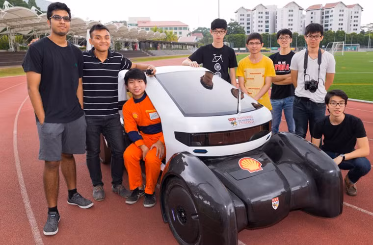 Nhóm sinh viên phát triển bên cạnh thành quả của mình.