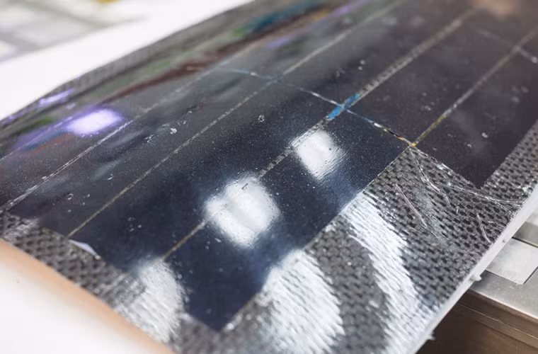 Tấm pin năng lượng mặt trời cong, cung cấp năng lượng cho xe hoạt động.