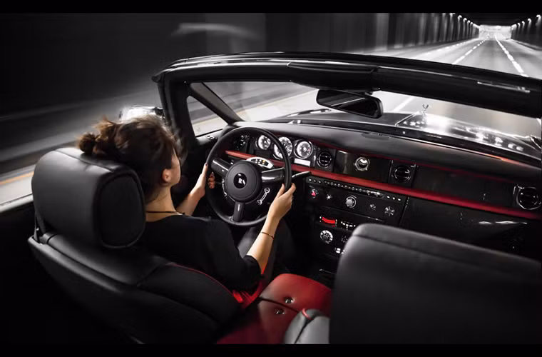 Cabin gây ấn tượng mạnh với tông màu tương phản đỏ-đen.