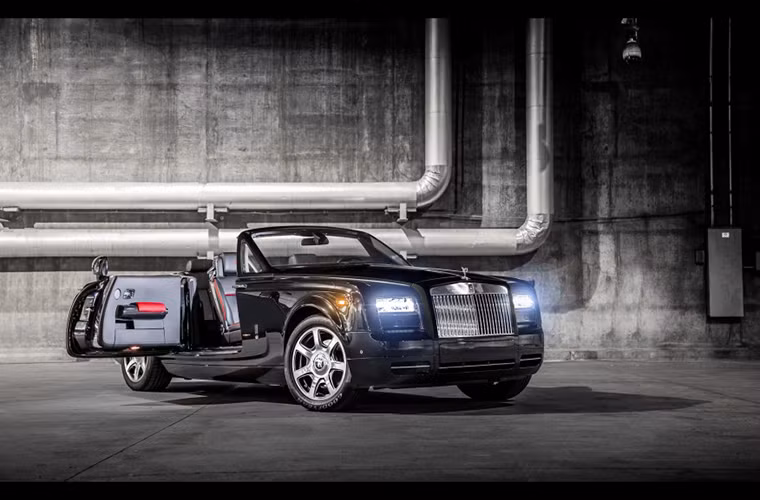 Các chi tiết trên cánh cửa hầu hết được chế tác từ sợi cacborn.