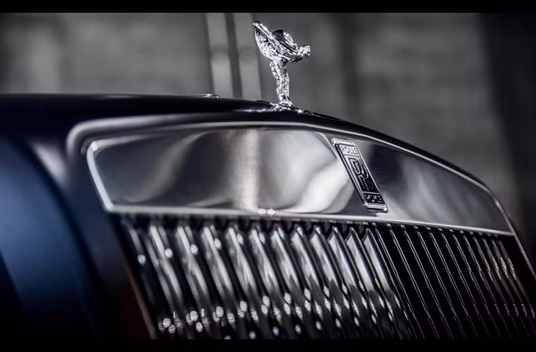 Lô gô đặc trưng, là niềm tự hào của giới quyền quý yêu xe trên khắp thế giới.