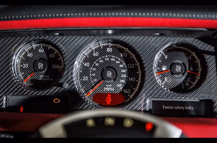 Chim ưng đêm trung thành với kiểu đồng hồ cơ truyền thống.