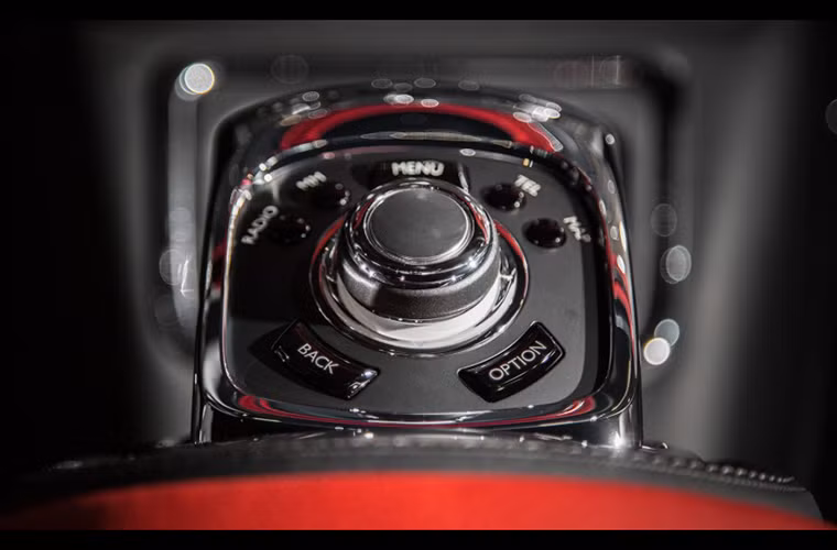 Cụm nút điều khiển được chế tác công phu.