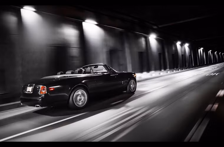 Sự xuất hiện giới hạn và vẻ đẹp của Rolls-Royce Phantom Drophead Coupe chắc chắc sẽ khiến cho nhiều "dân chơi" phải thèm muốn và ao ước.