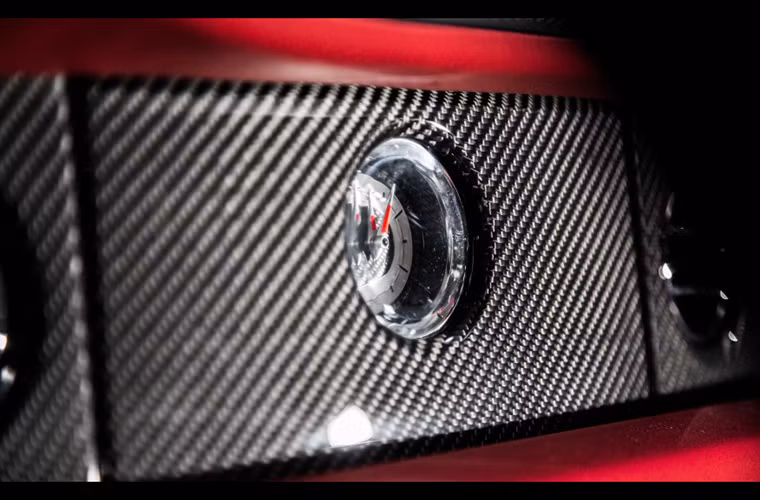 Bề mặt rất đặc trưng của sợi carbon.