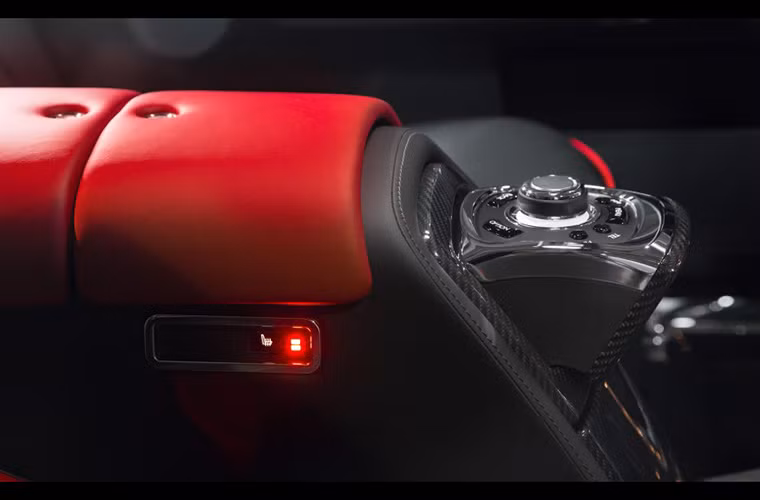 Ngay cả đèn LED tín hiệu cũng có màu sắc hoà hợp một cách tinh tế với phần nội thất.