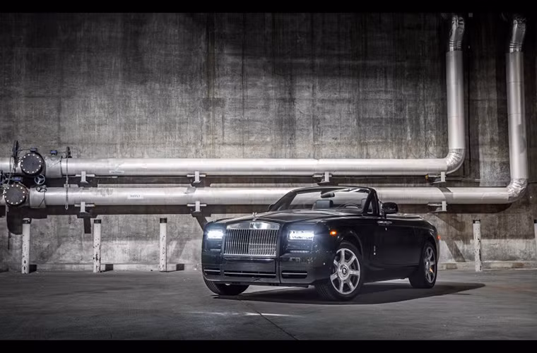 Rất nhiều chi tiết trên chiếc mui trần hai cửa này được chế tác bằng sợi carbon.