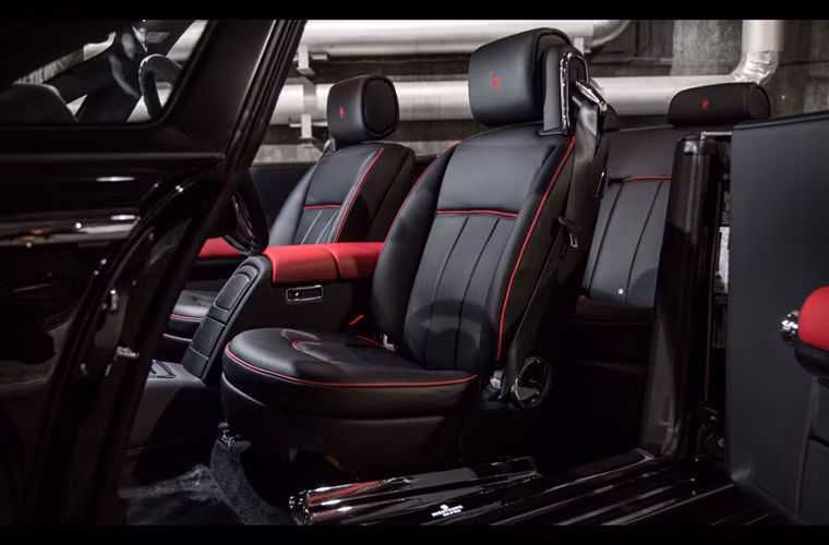 Ghế ngồi và màu sắc bên trong tạo cảm giác cho người lái như đang ở trong ca bin của máy bay.