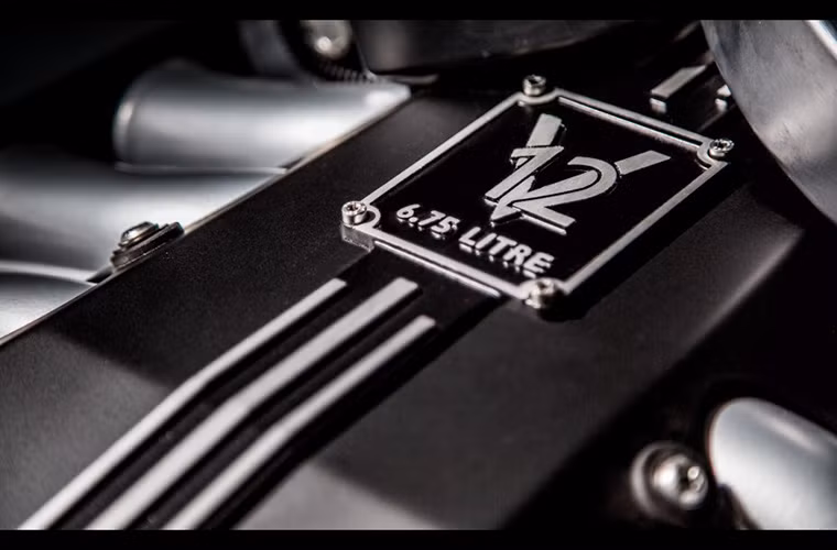 Động cơ V12 6,75 lít.