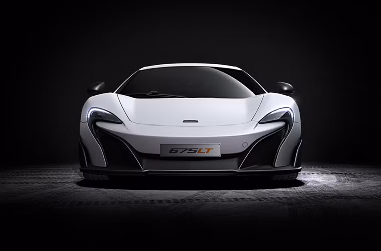 Siêu xe mới của McLaren vẫn được trang bị động cơ 3,8 lít V8 tăng áp kép quen thuộc nhưng được tinh chỉnh lại để tối ưu hiệu suất. Động cơ này mang đến sức mạnh 666 mã lực với mô-men xoắn cực đại 700Nm.