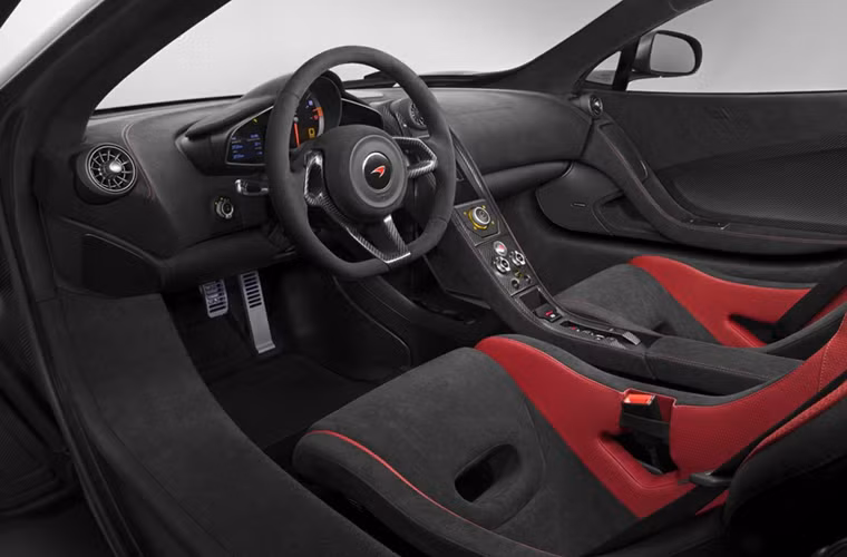  Cabin của McLaren 675LT ngập tràn sợi carbon và Alcantara, các cải tiến tiếp tục tập trung vào hoàn thiện đặc tính lái đường đua.