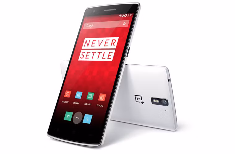 Phần mềm tuyệt vời, cấu hình cao, màn hình 5.5 inch là một trong những tính năng mà nhà sản xuất Trung Quốc đưa vào sản phẩm này với mức giá rẻ hấp dẫn, chỉ bằng một nửa so với iPhone 5S hay S5. Tuy nhiên, để mua được One Plus One, người mua phải có giấy mời từ nhà sản xuất. Giá tham khảo: 6,3 triệu đồng.