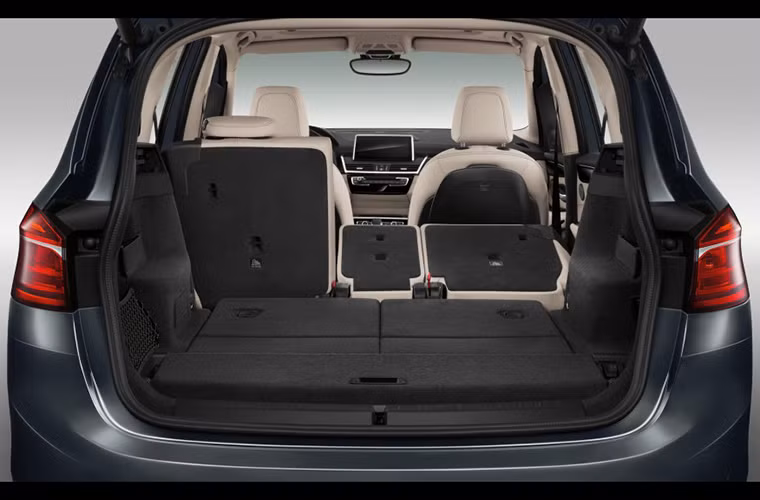 Hàng ghế thứ 2 cũng có thể gấp lại để sử dụng trong trường hợp cần thiết.