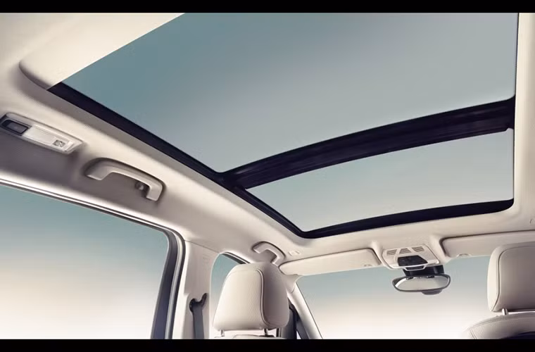 Trần xe được thiết kế cao để không gian bên trong trở nên rộng rãi hơn.