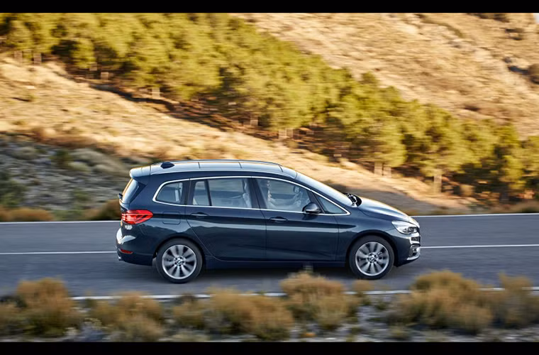 2-Series Gran Tourer 6 phiên bản bao gồm 3 phiên bản máy xăng 216i, 218i (1.5 lít 3 xy lanh tăng áp @ 134 mã lực) và 220i (2 lít 4 xy-lanh tăng áp @ 189 mã lực).