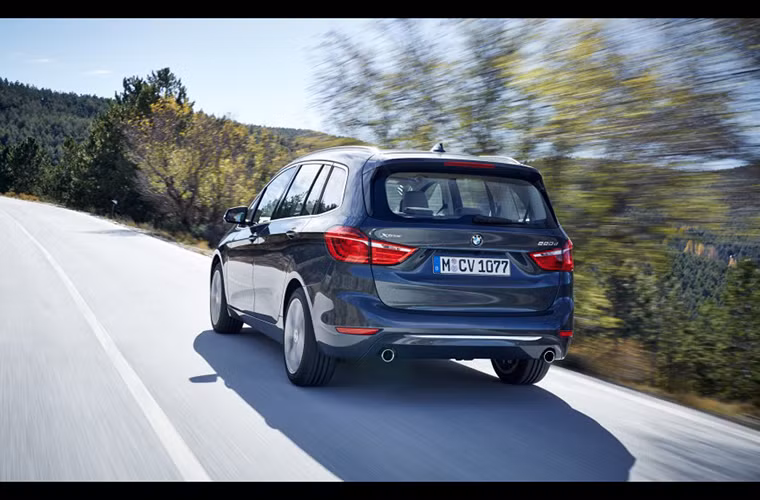 Các phiên bản máy dầu diesel gồm 216d (1.5 lít 3 xy-lanh @ 114 mã lực), 218d (2 lít 4 xy-lanh @ 148 mã lực) và 220d với hệ dẫn động 4 bánh xDrive, động cơ 2 lít cho công suất 187 mã lực và hộp số tự động 8 cấp.