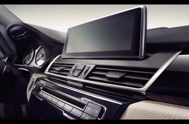 Hệ thống điều khiển iDrive cũng giúp tài xế biết được những đứa trẻ đang xem những nội dung gì.