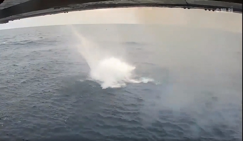 Ở giai đoạn đầu của cuộc diễn tập, thủy thủ đoàn đã thực hiện nhiệm vụ phát hiện, theo dõi sát các tàu địch. Đồng thời vận hành hệ thống vũ khí.