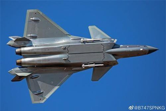 Cụ thể đó là chiếc Chengdu J-20, trong các bài trình diễn tại triển lãm hàng không quốc tế Chu Hải 2018, sau khi đưa tên lửa ra ngoài, cửa khoang vũ khí đã ngay lập tức đóng lại chứ không phải duy trì trạng thái mở, điều này mang lại khả năng tàng hình tốt hơn.