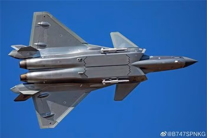 Cụ thể đó là chiếc Chengdu J-20, trong các bài trình diễn tại triển lãm hàng không quốc tế Chu Hải 2018, sau khi đưa tên lửa ra ngoài, cửa khoang vũ khí đã ngay lập tức đóng lại chứ không phải duy trì trạng thái mở, điều này mang lại khả năng tàng hình tốt hơn.