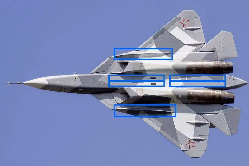Theo thông tin công khai, Su-57 có 4 khoang chứa vũ khí. Hai khoang nhỏ nằm ở gốc cánh và thêm hai khoang lớn hơn nằm ở dưới cùng của thân máy bay, lượng vũ khí mà nó mang theo được cho là khá lớn.