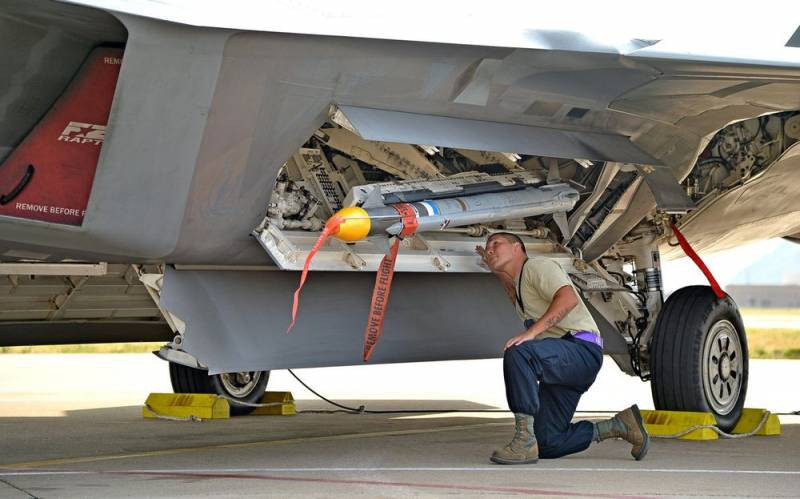 Trong khi đó tạp chí National Interest của Mỹ nhắc lại rằng tiêm kích F-22 Raptor của họ có một cơ chế đặc biệt giúp đẩy tên lửa AIM-9 ra khỏi khoang dưới cánh.