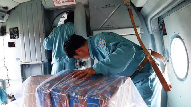 Được biết, trong ngày 1/11, trực thăng Mi-171 của Trung đoàn 930, Sư đoàn Không quân 372 đã thực hiện các chuyến bay cứu trợ người dân đang bị cô lập tại huyện Phước Sơn, tỉnh Quảng Nam. Các lực lượng đã vận chuyển 11,5 tấn lương thực, thực phẩm bằng đường không và đường bộ đến cứu trợ cho nhân dân huyện Phước Sơn.